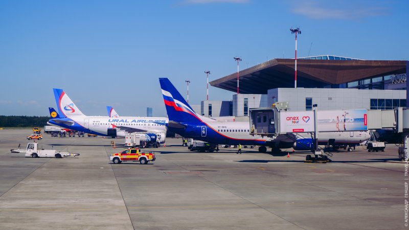 Аэропорт Толмачево памятник самолет