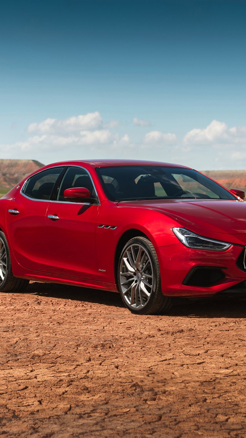 Maserati Ghibli красная