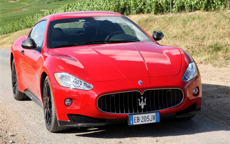 Maserati GRANTURISMO красная