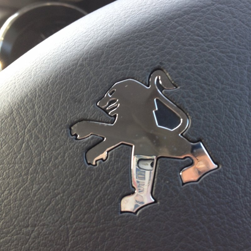 Peugeot значок