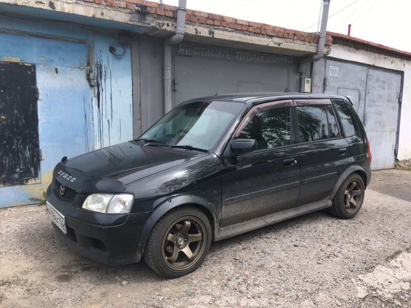 Черная Мазда Демио 2000