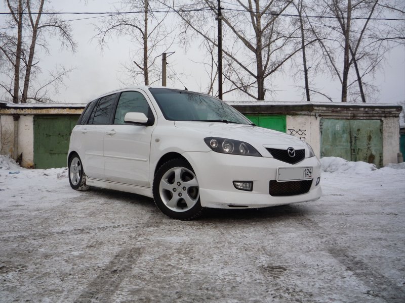 Demio 2003 белая на дисках