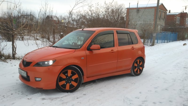 Мазда Демио 2002 год оранжевая