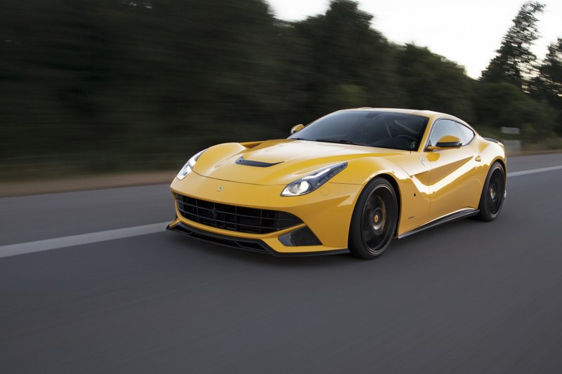 Ferrari f12 желтая