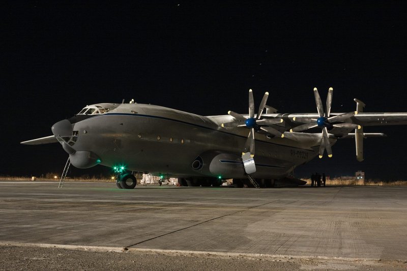 АН-12 военно-транспортный самолёт Антей