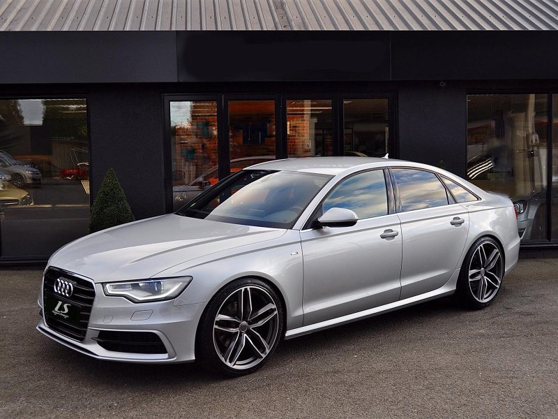 Белая Audi a6 c7 s-line