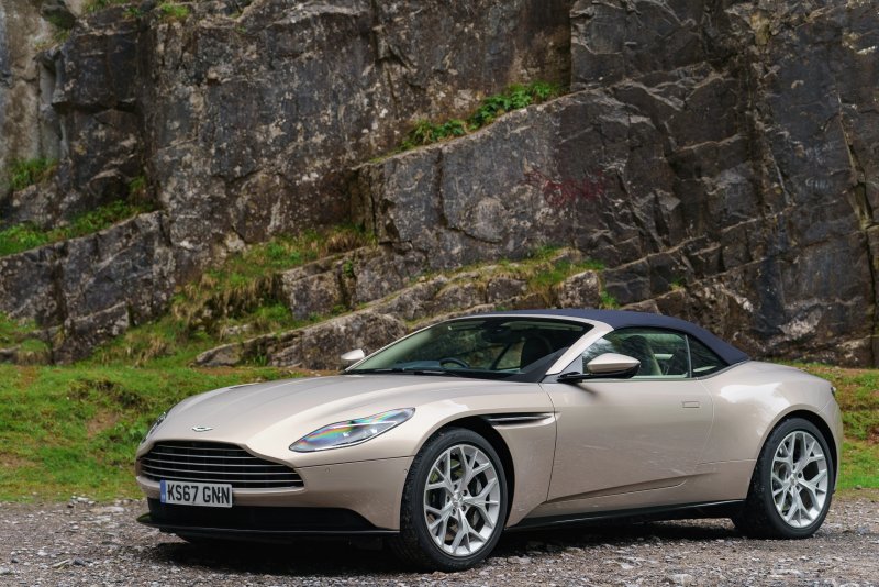 Машина Aston Martin db11