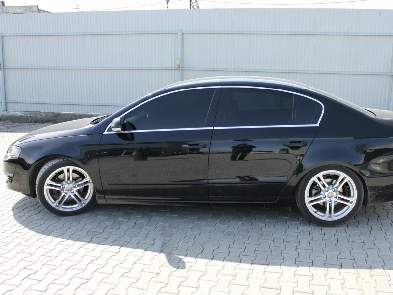 Volkswagen Passat b6 черный на дисках