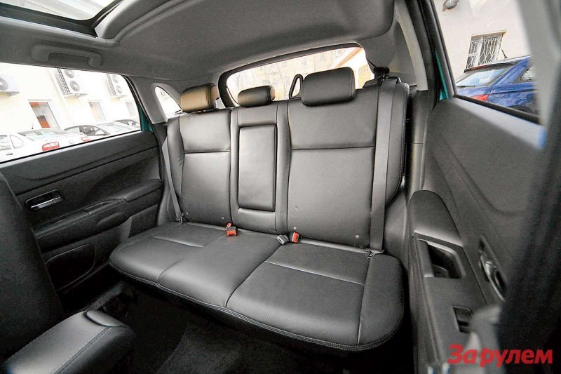 Mitsubishi ASX салон сзади