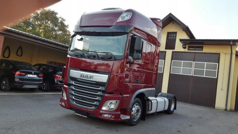 DAF XF 106 красный