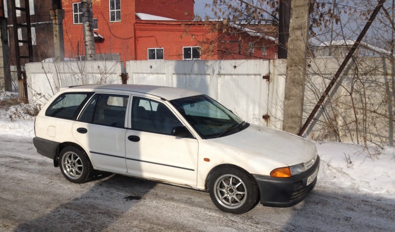 Mitsubishi libero седан