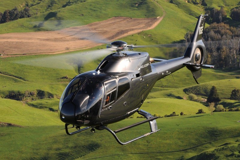 Вертолет и человек Airbus Helicopters h130