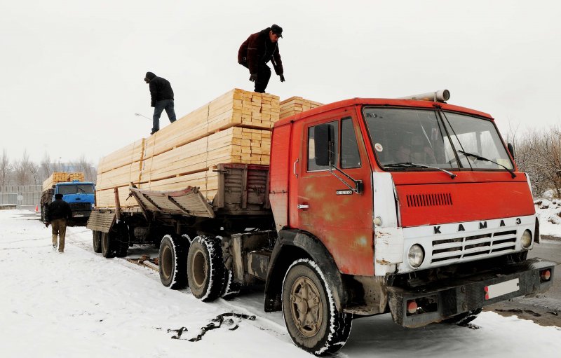 КАМАЗ 5320 груженый дровами