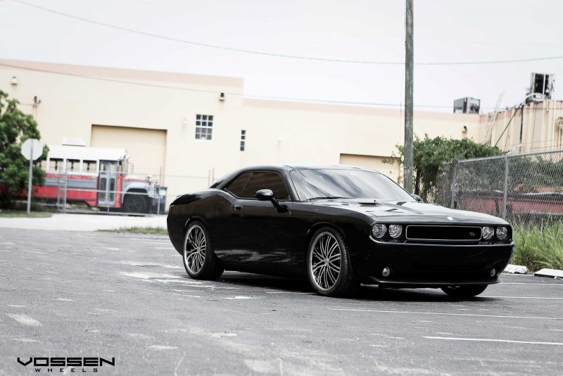 Dodge Challenger черный