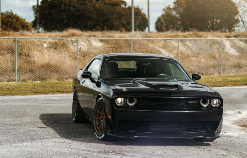 Dodge Challenger Hellcat черный