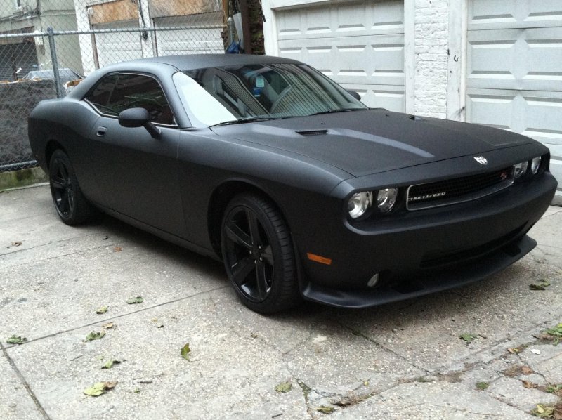 Черный dodge Challenger 2014
