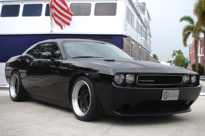 Dodge Challenger черный матовый