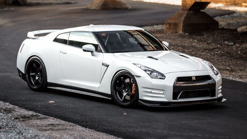 White Nissan GTR 2012