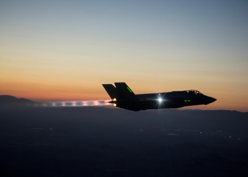 F-35 Lightning II ночью