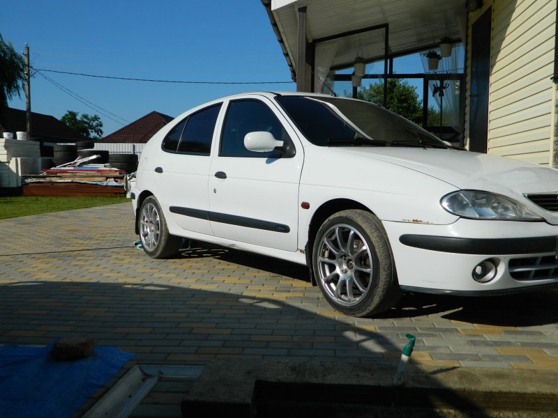 Рено Меган 2001 год 1.4 16v