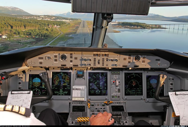 Bombardier DHC-8-400 кабина