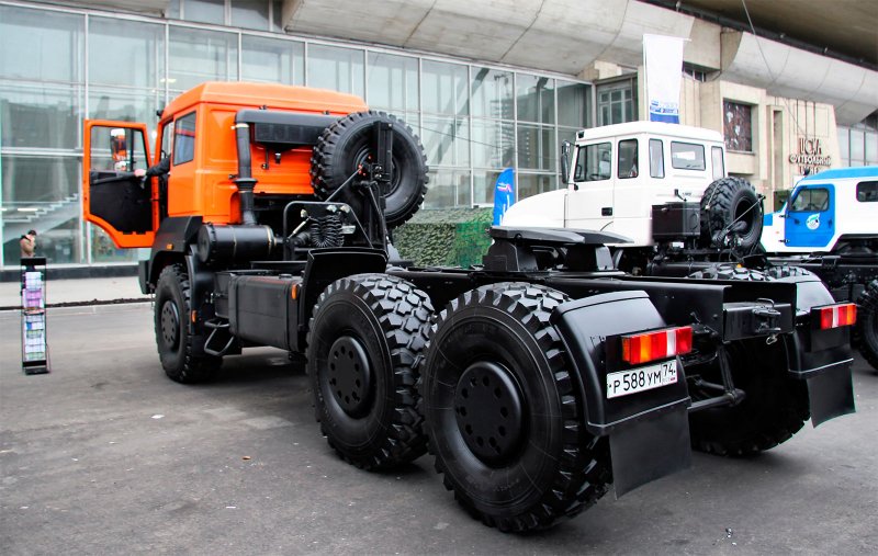 Урал 63704 тягач танковый