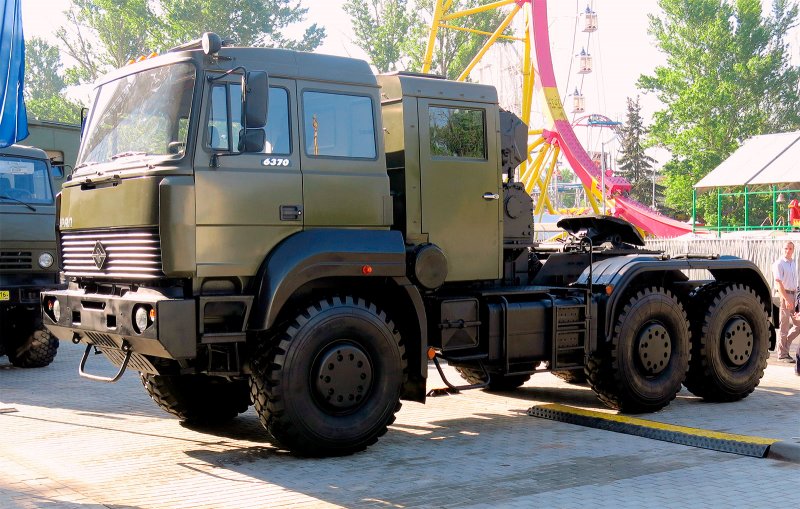 Армейский седельный тягач Урал-63704