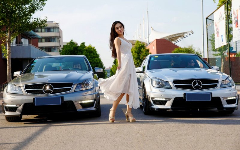Mercedes и девушка