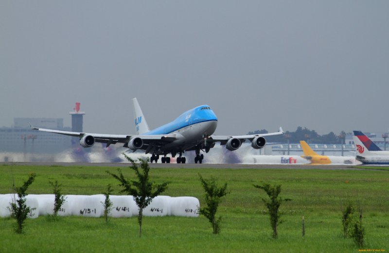 Самолет взлет Боинг 747