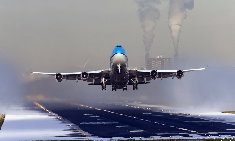 Боинг 747 взлетает