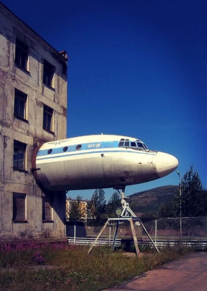 Дом у самолёта Бурцев