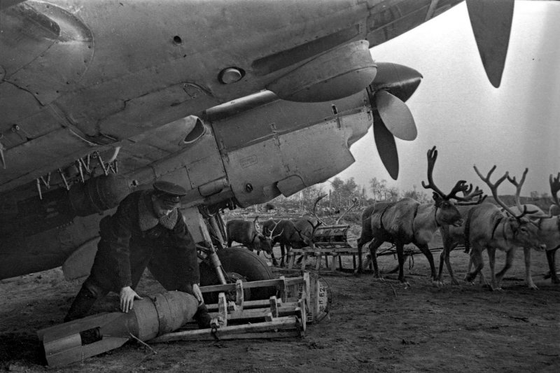 Подвеска бомб на пе-2