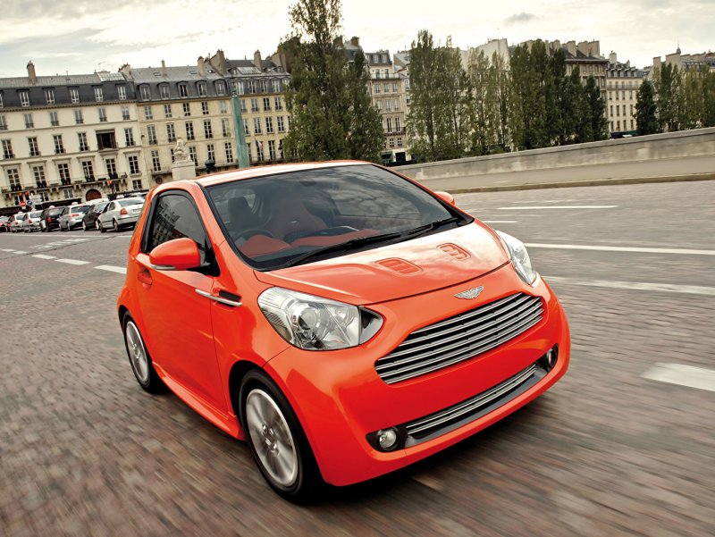 Машина Aston Martin Cygnet