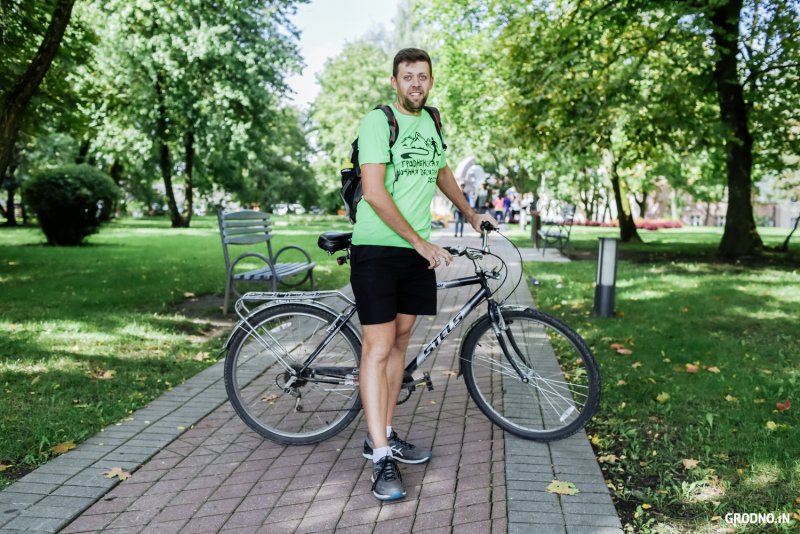 Велосипед на бордюре