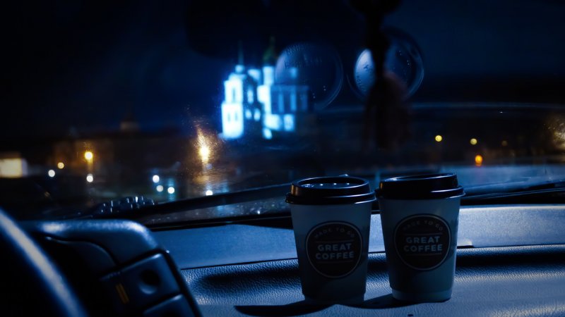 Два кофе в машине