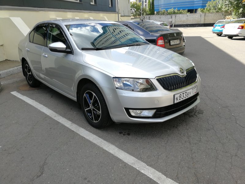 Шкода Октавия серебристая