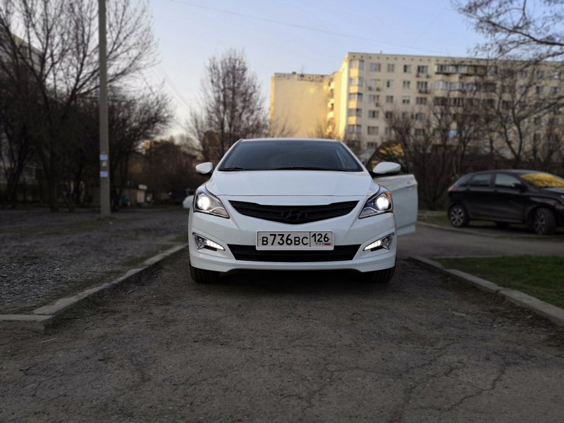 Белый Хендай Солярис 2008 года выпуска.