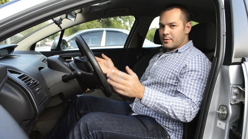 Парень сидит за рулем