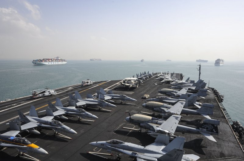 USS Nimitz CVN-68 ночные огни