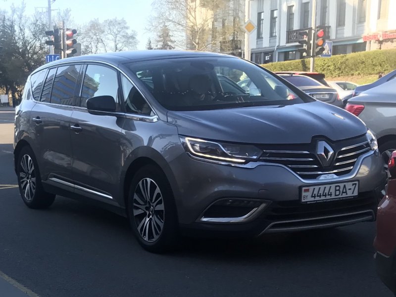 Новый кроссовер Renault Triber