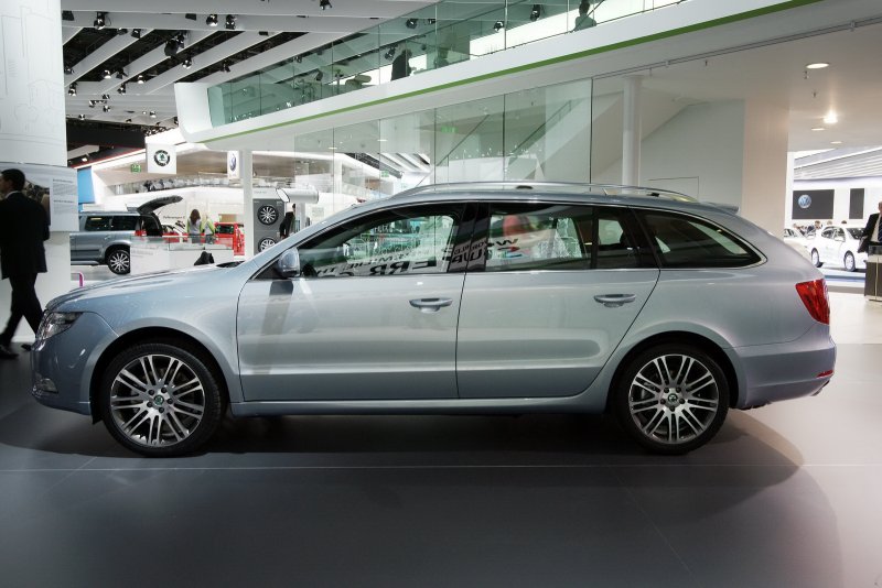 Škoda Superb Combi 2011