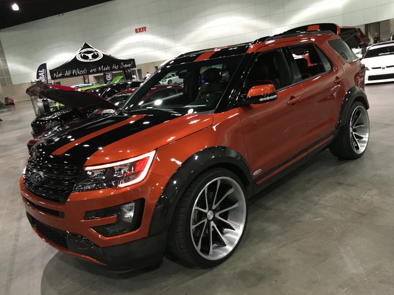 Ford Explorer с бантом