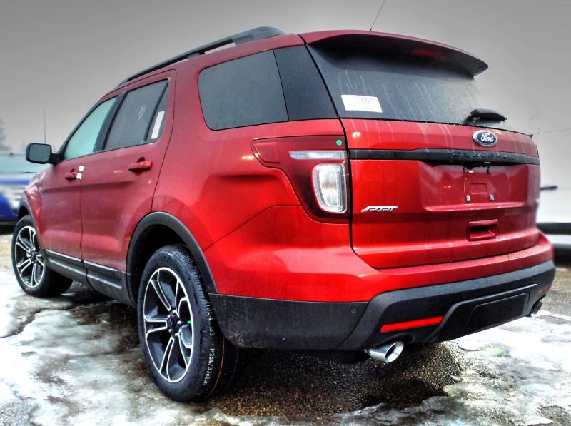 Ford Explorer красный