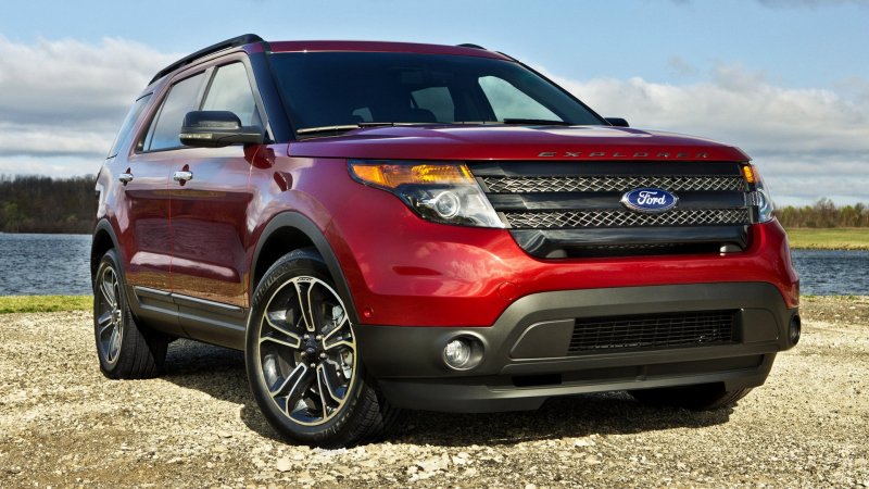 Ford Expedition красный