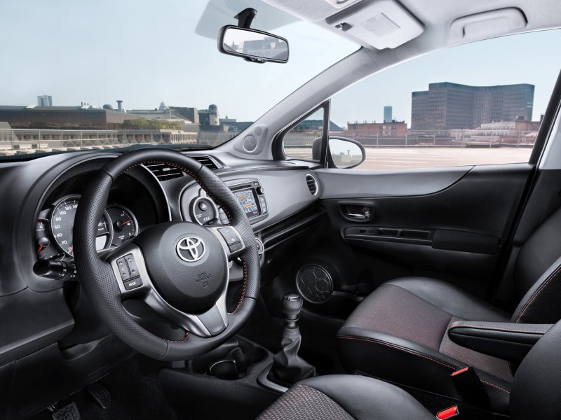 Toyota Yaris 2014 интерьер