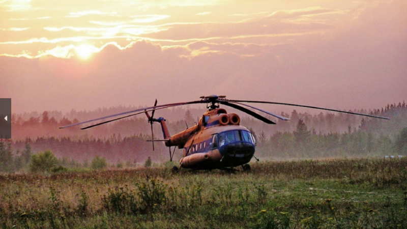 Вертолет в реке