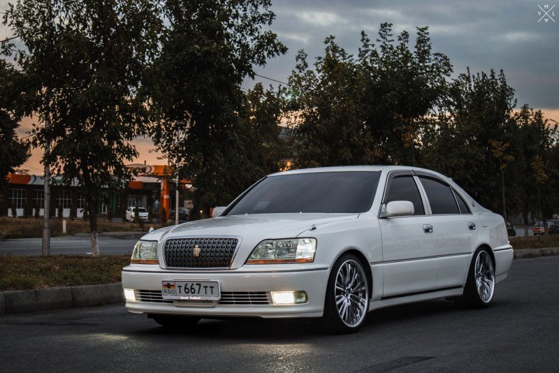 Тойота Краун v8 Маджеста