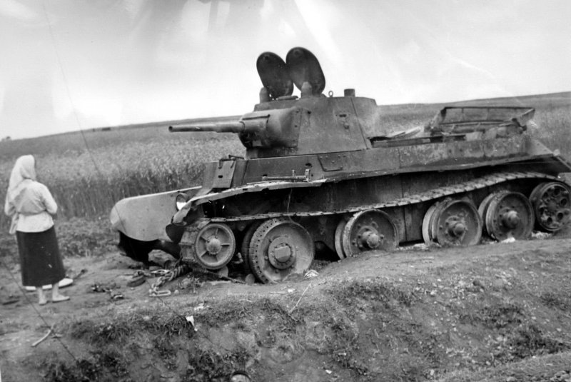 Подбитые танки БТ-2 лето 1941