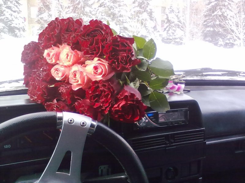 Букет цветов в салоне авто