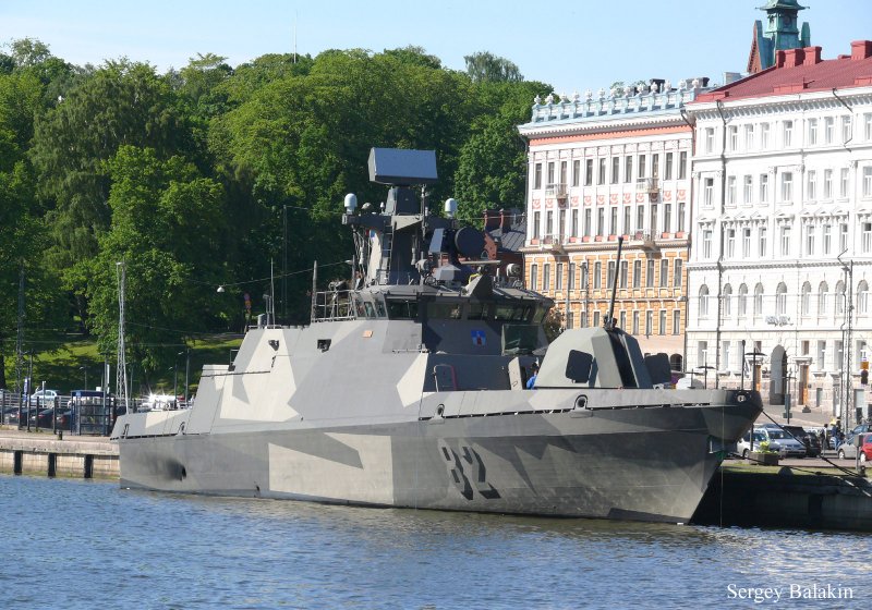 Крейсер Киров в маскировке